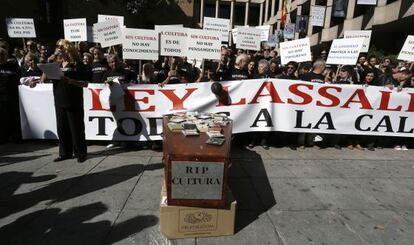 Manifestación frente al Ministerio de Cultura contra la reforma de la Ley de la Propiedad Intelectual.