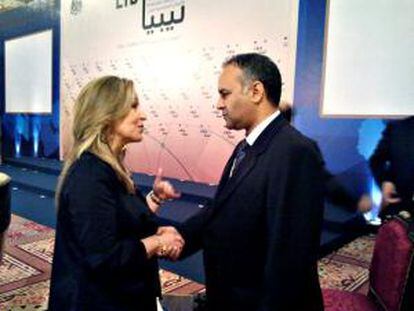 La ministra Jiménez con el representante del CNT Ali Esaui en abril en Doha.