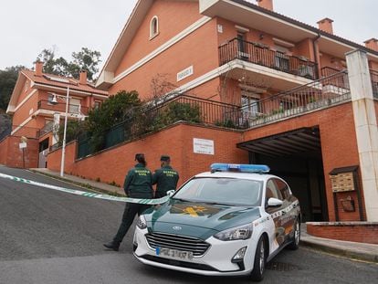 Zona acordonada donde han hallado el cuerpo sin vida de la madre asesinada por sus dos hijos, en la calle de Monte Cerredo, en Castro Urdiales (Cantabria).