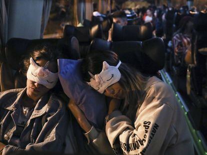 Unas jóvenes duermen en el autobús a Burriana.