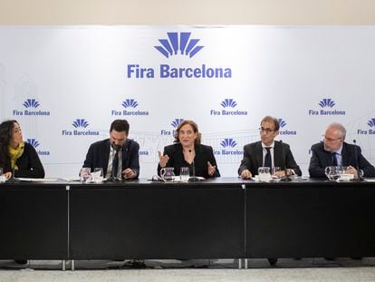 La alcaldesa de Barcelona, Ada Colau (en el centro) explica los resultados de Fira, este jueves.