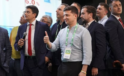 El presidente de Ucrania, Volodimir Zelenski, en la sede electoral de su partido, Servidor del Pueblo, en Kiev, el domingo.