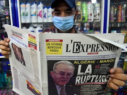 Un hombre argelino sostiene un periódico con la foto del ministro de Exteriores, Ramtane Lamamram, en portada, el 25 de agosto, tras la ruptura de las relaciones diplomáticas con Marruecos.
