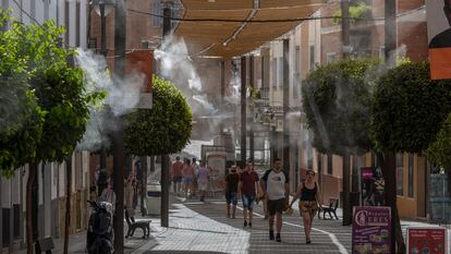 Varias personas se protegen del sol este martes en Mérida.