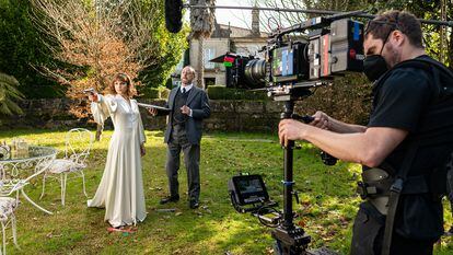 Aura Garrido y Jean Reno, durante el rodaje de 'Un asunto privado', nueva serie original de Amazon Prime Video.