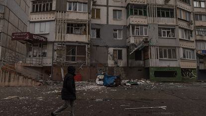 Un hombre pasa junto a un edificio residencial dañado tras un reciente ataque ruso en Jersón, al sur de Ucrania, el sábado.