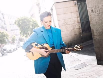 La cantante chilena Paz Court en una calle de Lavapiés, en Madrid.