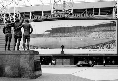 A las afueras del Old Trafford, la casa del Manchester United, hay una estatua de bronce de George Best, Denis Law y Bobby Charlton abrazados. Estos tres futbolistas, conocidos como la Trinity United, formaron parte del equipo que ganó la Copa de Europa de 1968. 