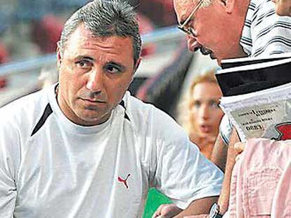 Hristo Stoichkov, en el Camp Nou ayer por la tarde.
