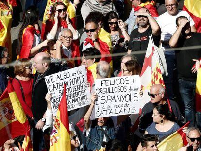 Varias personas en la manifestación de Barcelona convocada por Societat Civil Catalana, para decir 