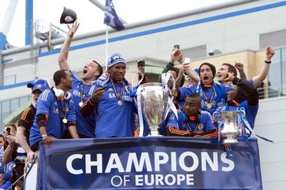 Cole, Terry, Drogba, Kalou, Meireles y Mikel, en primera línea.