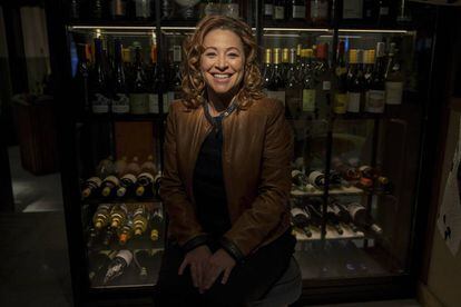 Almudena Alberca, primera mujer Master of Wine de España, en un restaurante cerca del Retiro en Madrid.