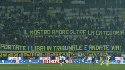 Pancarta de protesta de los aficionados del Parma