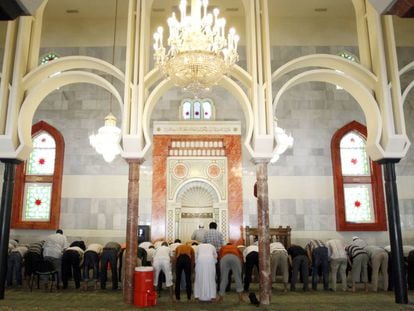 Fieles musulmanes rezan en la mezquita de la M-30 de Madrid.