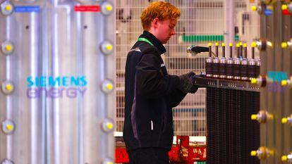 Un empleado trabaja en una línea de montaje durante la inauguración de la nueva Gigafactoría de Siemens Energy para la producción de electrolizadores, en Berlín, Alemania.