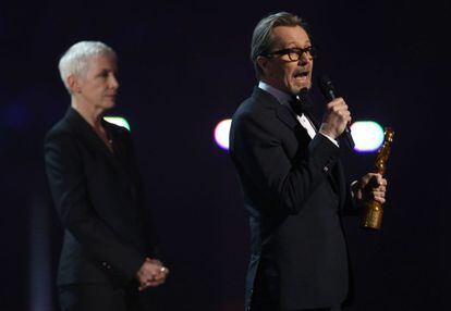 El actor británico Gary Oldman recoge el premio al fallecido David Bowie que fue galardonado con el Brit Icon, que conmemora la aportación que hizo a la cultura mundial con su trabajo.