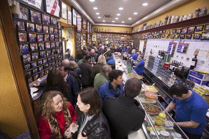 Ambiente a la hora del aperitivo en El Doble, en la calle de Ponzano. 