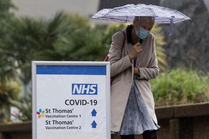 Una mujer acude a uno de los centros de vacunación contra la covid-19 de Londres (Reino Unido) el pasado 13 de septiembre.