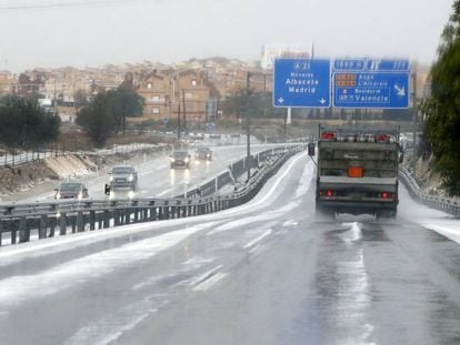 Las intensas nevadas han provocado cortes de tráfico en la autovía A-31.