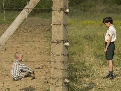 Fotograma de <i>El niño con el pijama de rayas,</i> con los dos protagonistas, Bruno, el hijo de un comandante de un campo de concentración nazi, y, al otro lado de la valla, el niño judío prisionero.
