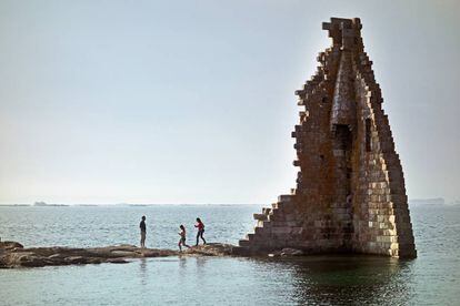 Los restos de la torre defensiva de San Sadurniño, en la isla del mismo nombre en Cambados.