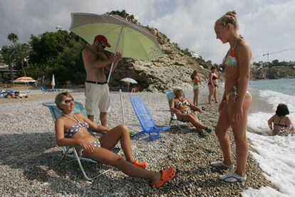 Veraneantes rusos en la playa del Montiboli, en la localidad de La Vila Joiosa (Alicante).