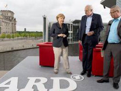 La canciller alemana, Angela Merkel, afirmó hoy haber "hecho mucho" a favor de la estabilización del euro en la presente legislatura y citó como ejemplo las garantías de crédito firmados con España y Portugal, a la espera de otro programa similar con Grecia.