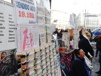 Un puesto de venta de décimos de la Lotería de Navidad, en Madrid.