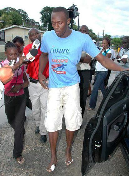 Usain Bolt, a la salida del hospital Spanish Town, en el que fue ingresado tras el accidente.