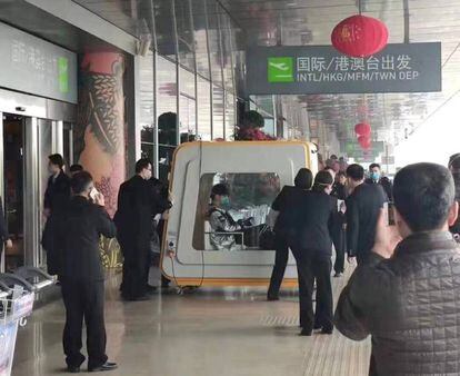 Un posible paciente de coronavirus es evacuado en un aeropuerto de China el pasado enero. |