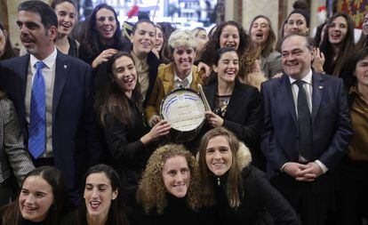 Algunas de las ganadoras del tambor de oro, este lunes en el Ayuntamiento de San Sebastián. 