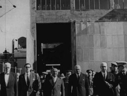 Francisco Franco, visitando la sede de la compañía eléctrica FECSA, propiedad de Juan March.