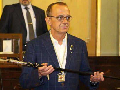 Miquel Pueyo recibe la vara de alcalde de Lleida.