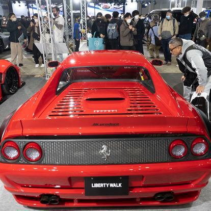 Deportivo Ferrari clásico en el Salón del Automóvil de Tokio.