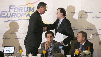 García Albiol y Rajoy se saludan en el Forum Europa este lunes en Madrid.