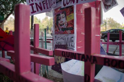 Flores, bordados, veladoras y fotografías colocadas en la Antimonumenta del feminicidio en febrero de 2020 cuando se encontraron los restos de Fátima Cecilia.