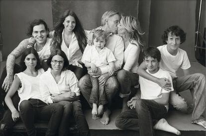 El diseñador y empresario posa junto a parte de su familia.