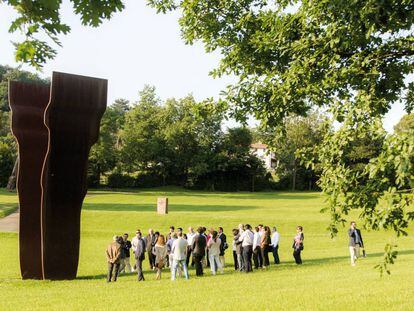 Un grupo de visitantes en el museo Chillida-Leku.