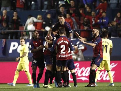 Los jugadores de Osasuna celebran la victoria contra el Villarreal, este sábado en Pamplona.