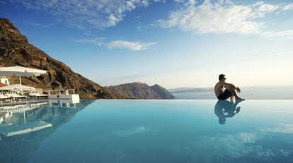 Al borde de una &#039;infinity pool&#039; en la isla de Santorini, Grecia.