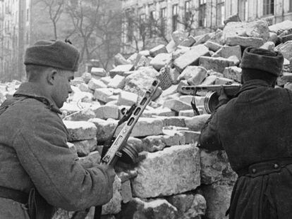 Soldats russos conquerint Budapest el febrer de 1945.