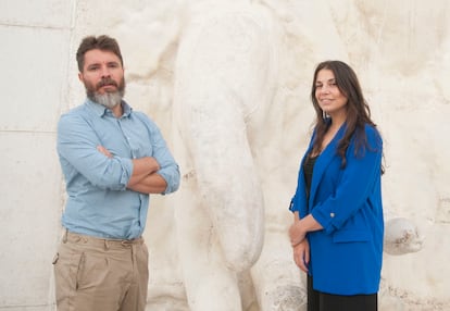 Óscar Gutiérrez y María Sahuquillo, periodistas de EL PAÍS, en Segovia.