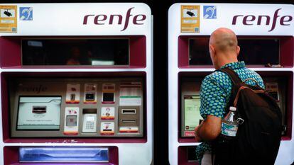 Viajeros gestionan la compra de sus abonos de Renfe en una estación de Cercanías de Madrid.