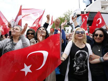 Manifestantes a favor del &#039;no&#039;, ayer en Ankara.