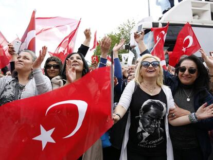 Manifestantes a favor del &#039;no&#039;, ayer en Ankara.