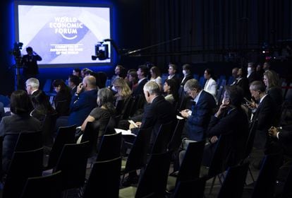Un grupo de participantes sigue una de las sesiones del Foro de Davos este miércoles.