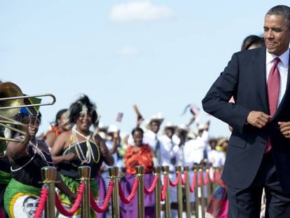 El expresidente de EE UU, Barack Obama, baila al son de la música a su llegada al aeropuerto internacional Julius Nyerere, de Tanzania, en 2013.