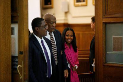 Bill Cosby, abandona la sala del juzgado tras una pausa para la hora de la comida.