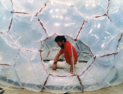 Prada Poole en 1969, dentro de la estructura <i>inteligente</i> diseñada para la feria Expoplástica69.