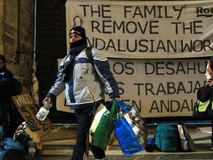 Protesta de trabajadores de Roca en la Catedral de Sevilla contra el cierre de la planta.